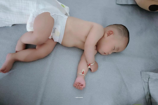 江门两个月宝宝肚子胀气